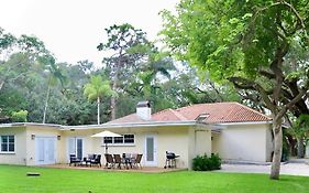 Spacious Tropical Oasis - 1/2 Acre In Heart Of Mia